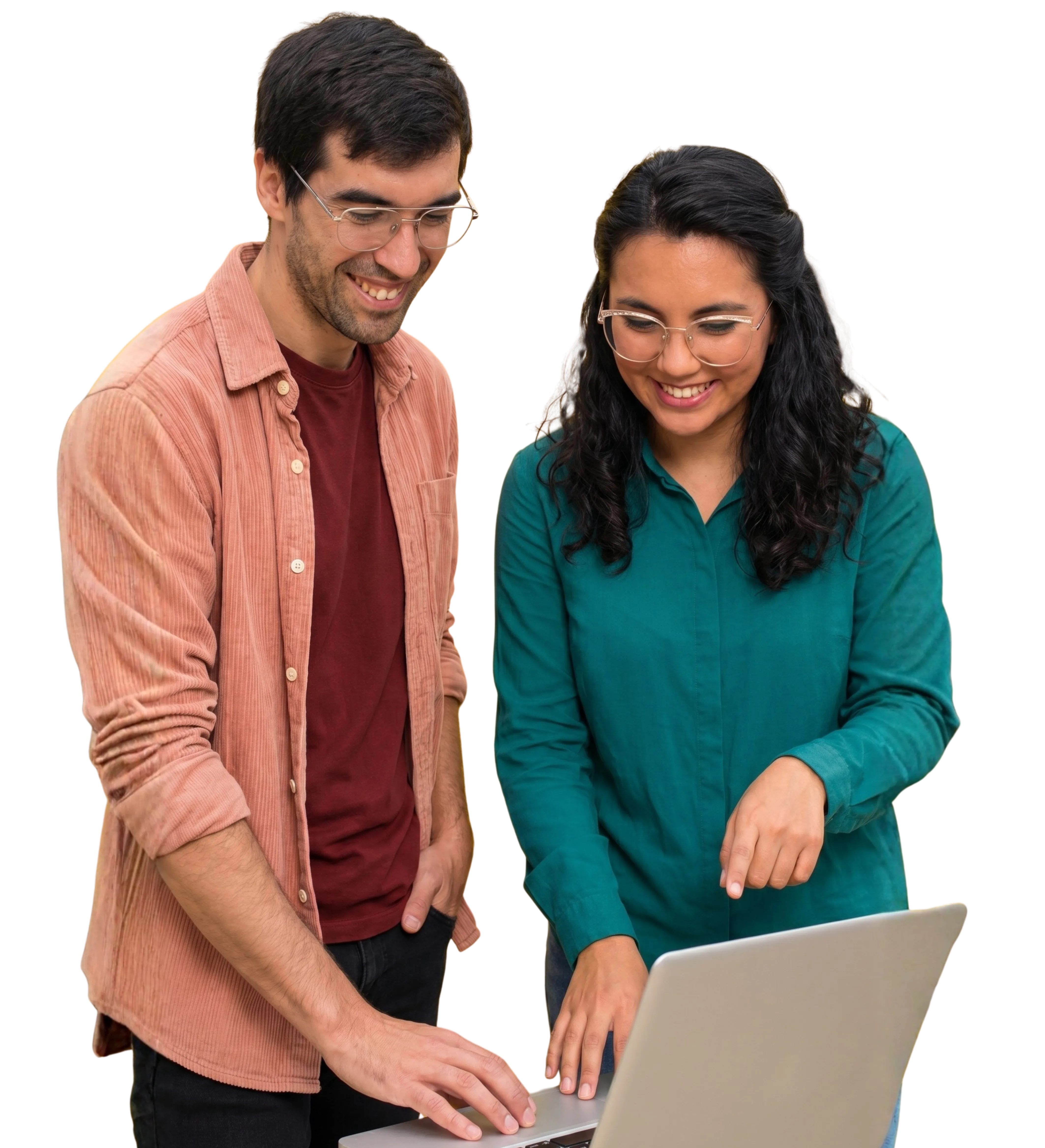Pao y Óscar revisando juntos una propuesta en laptop